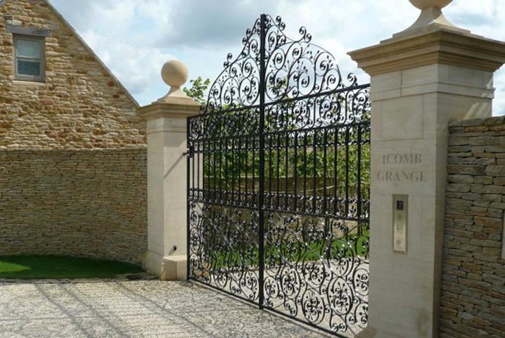 Icomb Grange gates